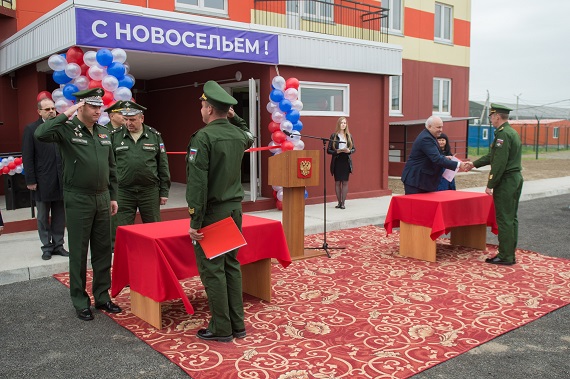 Военнослужащие Хакасии получили ключи от служебных квартир