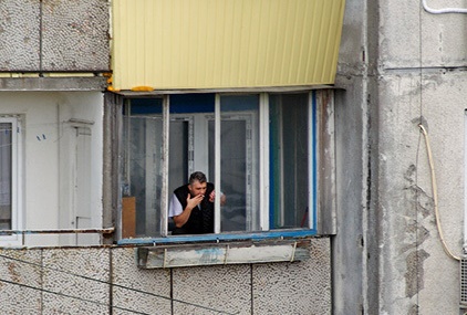 Житель Новосибирска добился, чтобы соседу запретили курить на балконе