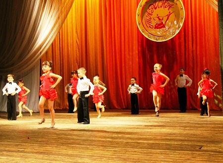 Ансамбль бального танца “Тарина” пригласил Хакасию на юбилейный концерт