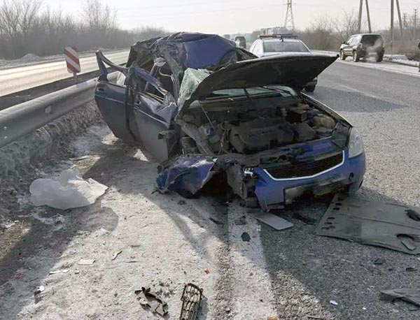 В результате несоблюдения дистанции Priora попала под грузовик