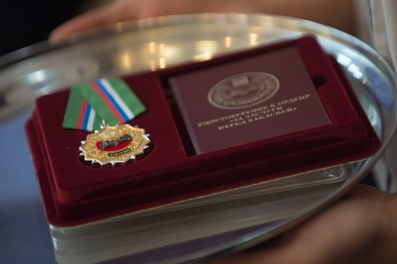 Виктор Зимин наградил главу минздрава РХ орденом «За заслуги перед Хакасией»