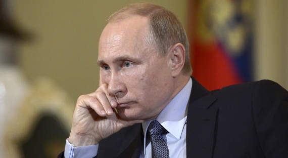 Путин потребовал проверить ситуацию с зарплатами бюджетникам