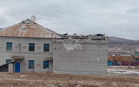 Себе – всё, детям - ничего: хакасские чиновники уже 4 месяца игнорируют сельскую школу с крышей-решетом