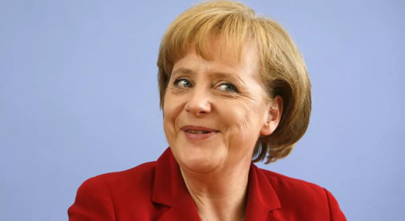 Канцлер Германии Ангела Меркель упала со сцены