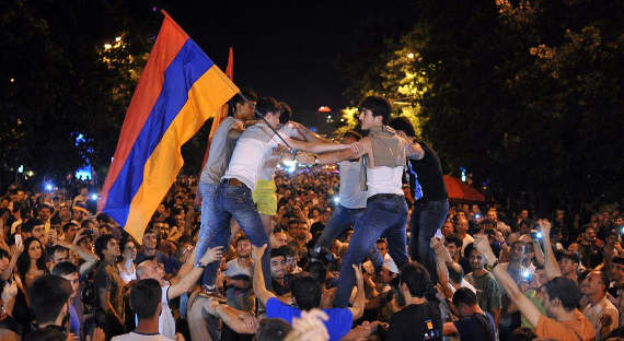 В Ереване продолжаются протесты оппозиции