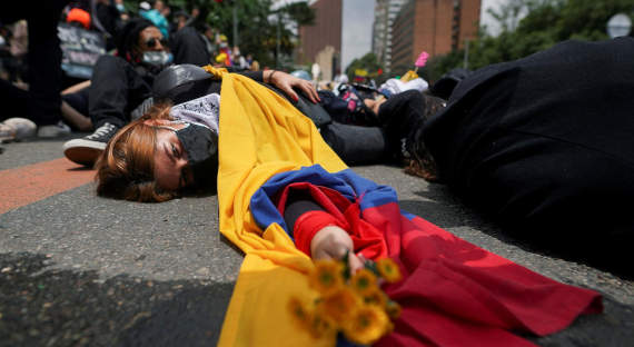 Во время протестов в Колумбии пострадали не меньшее 1,7 тысячи человек
