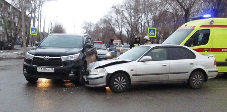 В столице Хакасии две автоледи не поделили не размеченную дорогу