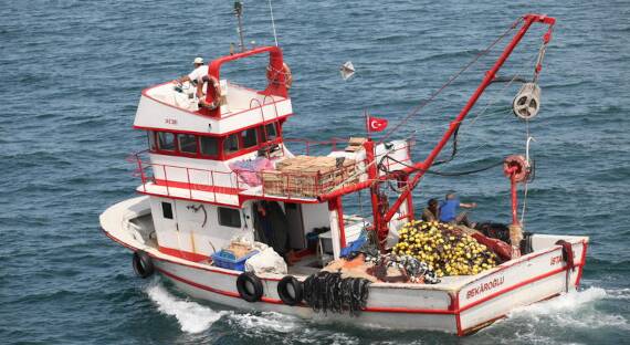 У побережья Турции рыбацкий катер подорвался на дрейфующей мине
