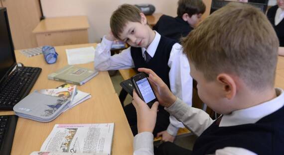 Школьникам запретили использовать телефоны на уроках
