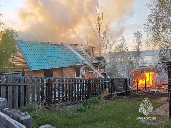 На Белё пожарные тушили дом и баню