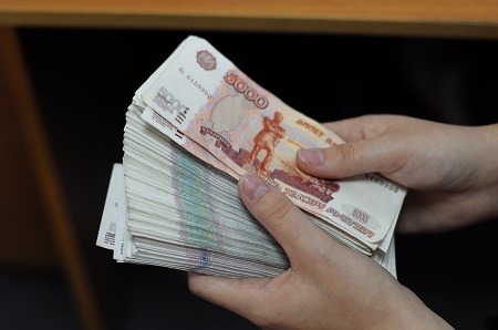 В Хакасии женщина обокрала друзей, чтобы заплатить по кредиту