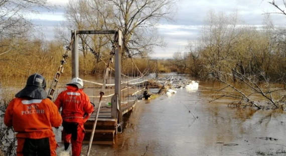 Паводок в Свердловской области подтопил восемь мостов