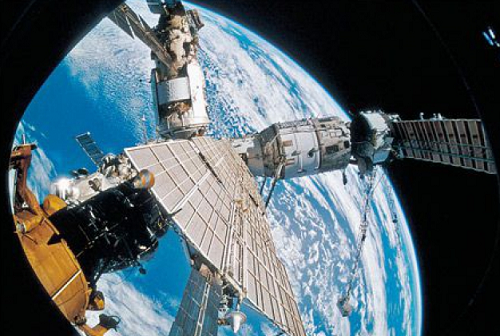 В космосе появился новый спутник от США и космонавты из России