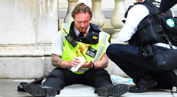Полицейские пострадали во время вспышки протестов в Британии