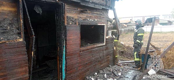 Ночные пожары в Хакасии: огонь повредил дачный дом и иномарку