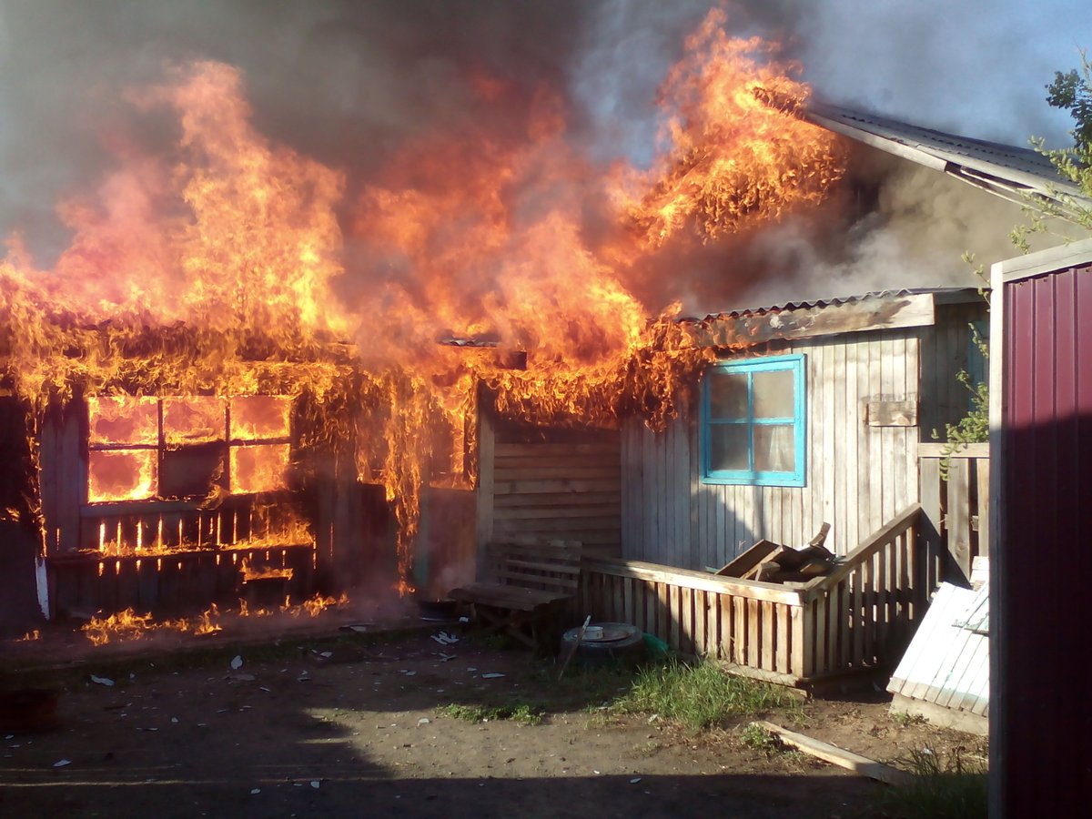 В селах Хакасии тушат пожары