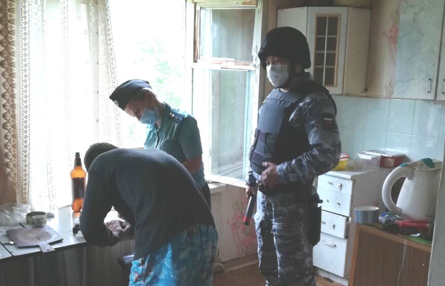 В Саяногорске приставы выселили двух неплательщиков из квартиры