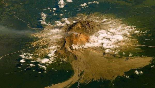Пепел из вулкана Шивелуч накрыл поселок на Камчатке