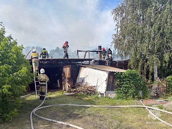 В Абакане пожарные предотвратили взрыв в горящем доме