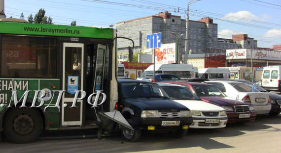 В Омске автобус протаранил 12 автомобилей (ФОТО)