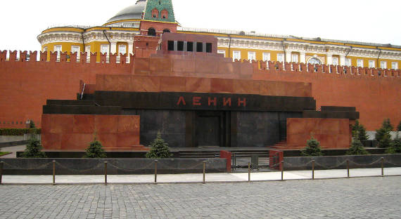 Россияне хотят Ленина похоронить, но памятники ему сберечь