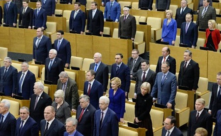 Региональным депутатам разрешили не петь гимн на работе