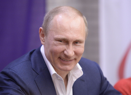 Путин обязал чиновников сдавать ценные подарки