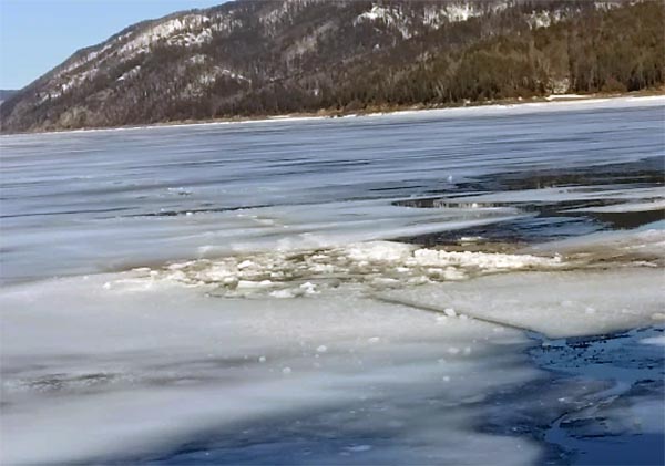 На Красноярском водохранилище автомобиль провалился под лёд