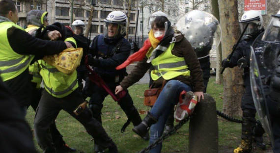 Франция пытается «свалить» протесты на Россию