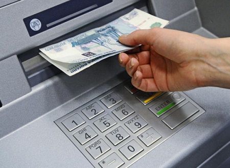 В РФ впервые отмечено сокращение объема снятия наличных в банкоматах
