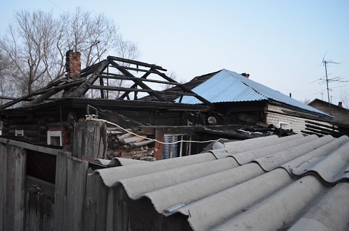 Власти Сорска поселили сироту в сгоревший дом