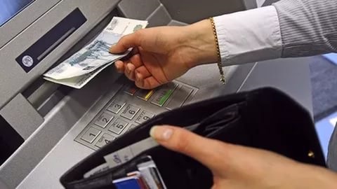 Хакасия, жди: Visa разрешила банкам брать комиссию за снятие наличных