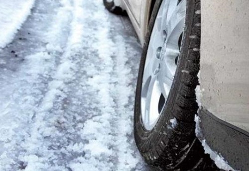 В Абакане автоледи врезалась в дерево: пострадали дети