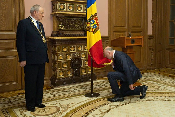 Правительство Молдавии поклялось в верности народу тайком от народа