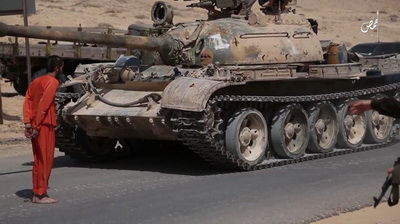ИГ казнили солдата армии Асада, переехав его танком (18+, ВИДЕО,)