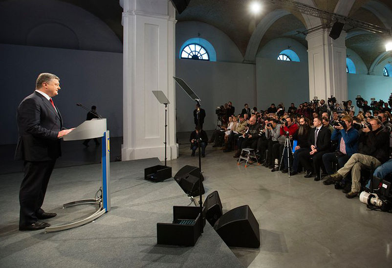 Язык отнялся: Порошенко забыл украинскую "мову" прямо во время выступления (ВИДЕО)