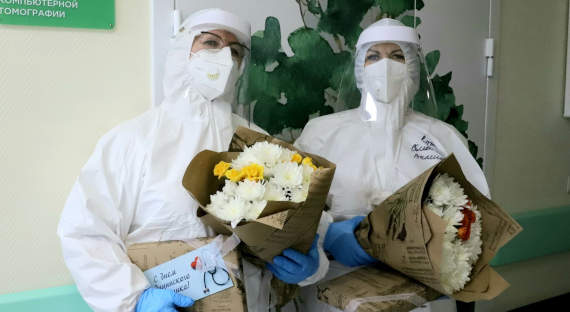 Ссотрудники Медцентра получили цветы и подарки от общественного деятеля Олега Дерипаски.