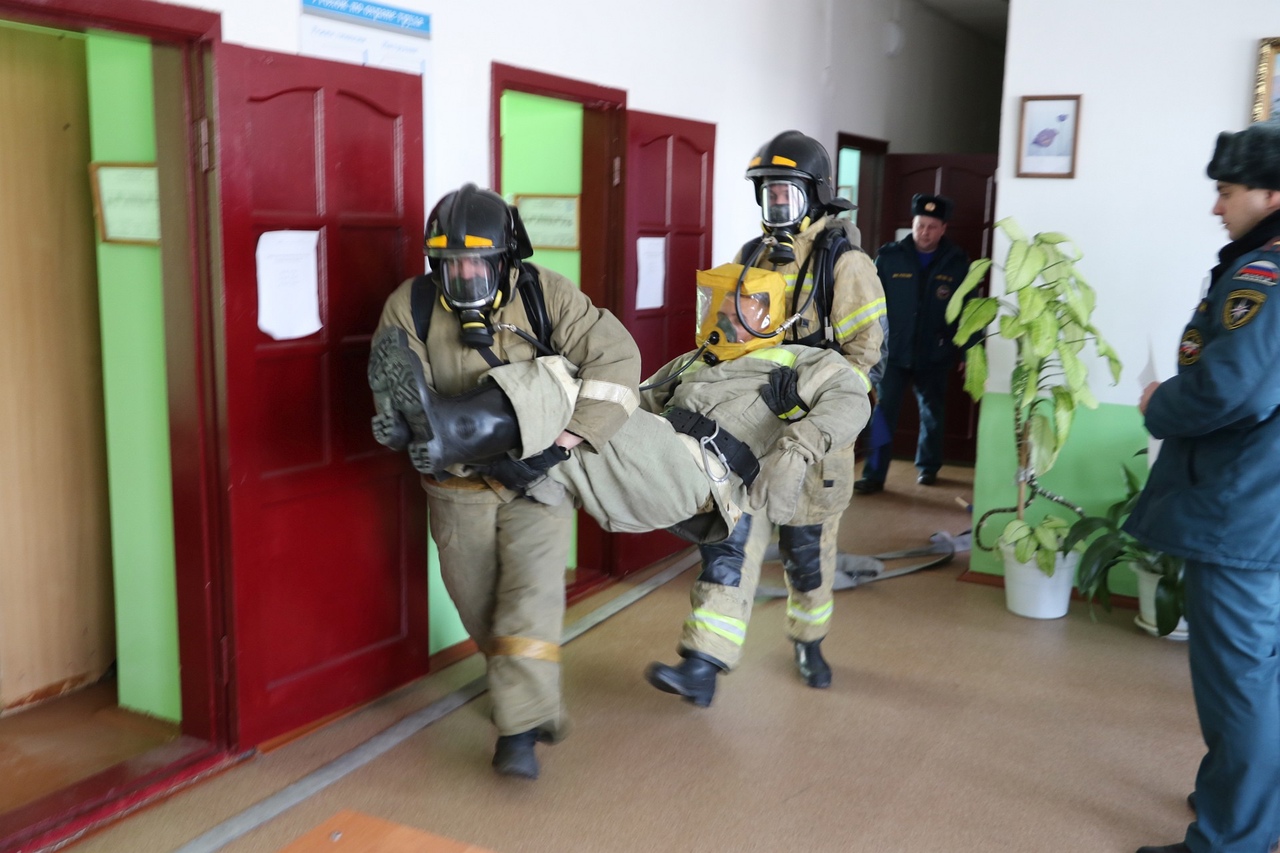 К национальной гимназии в Абакане приехали несколько пожарных машин