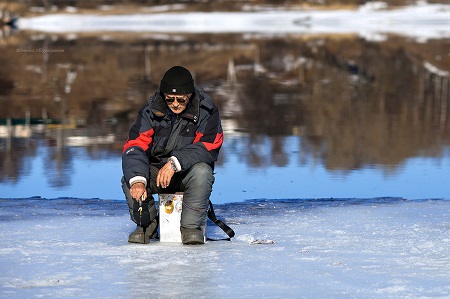 Второй пошел: в Хакасии рыбака унесло на льдине в море