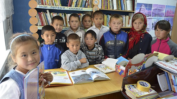 Энергетики пополнили книжный фонд сельской библиотеки в Хакасии