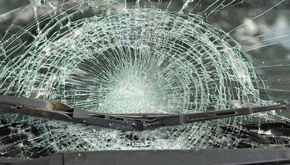 В Абакане мужчина разбил стекла на машине соседки из-за нравоучений