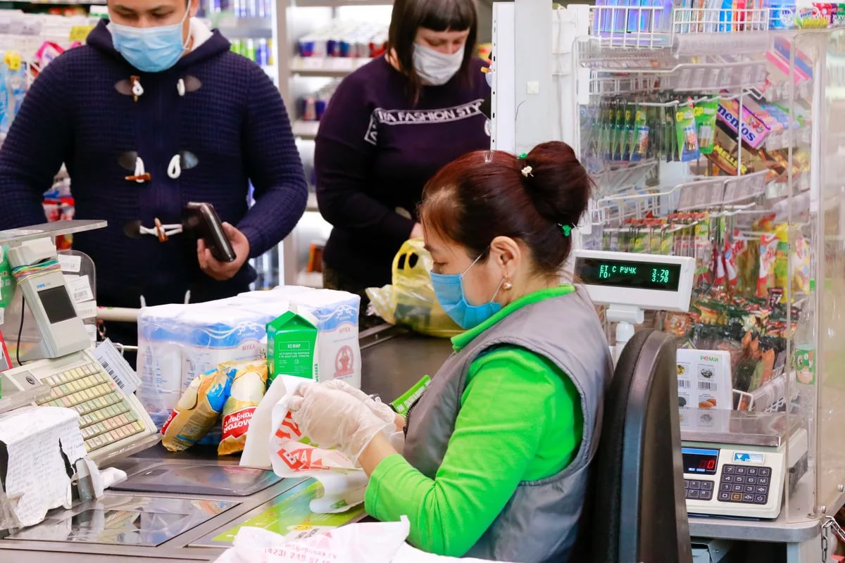 В Хакасии коронавирусом болеют уже и продавцы-кассиры
