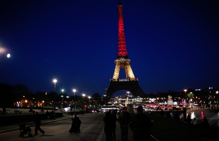 Эйфелева башня подсвечена в цвета бельгийского флага