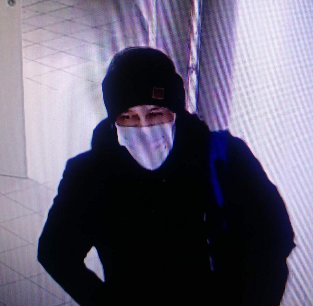 Человек, похитивший шесть килограммов золота, спрятался за медицинской маской