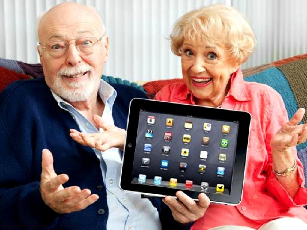 Хакасских пенсионеров познакомили с планшетом