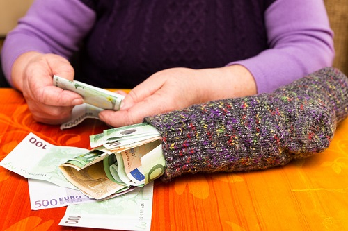 В Черногорске у пенсионерки с помощью носка выманили 220 тысяч рублей