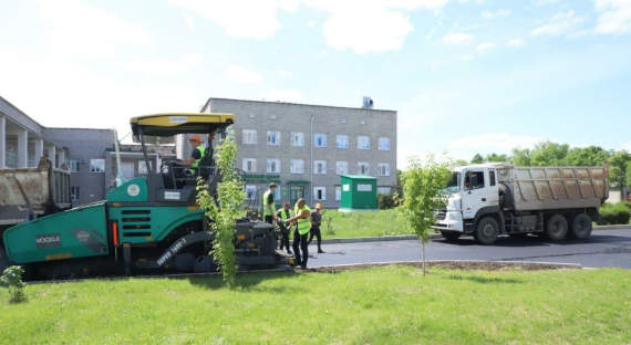 Металлурги ремонтируют территорию около ковидного госпиталя в Саяногорске