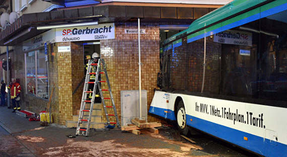 В Германии автобус с детьми въехал в стену дома: 43 человека пострадали