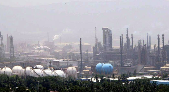 Пять человек погибли при утечке ядовитого газа на заводе в Индии