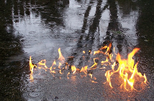 Отсыревшая от дождей Хакасия все равно продолжает гореть
